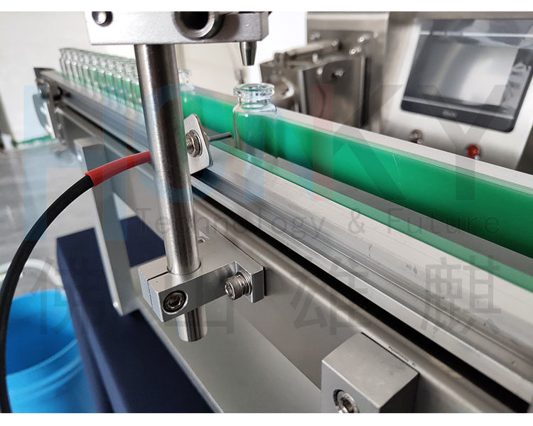 Máquina de llenado de frascos de escritorio de 5 ml Línea de llenado pequeña con transportador de alimentación de botellas y Samll Bach para llenar aceite cosmético