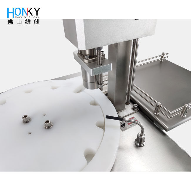Máquina semiautomática de llenado y tapón de vial de 25 BPM de 10 ml con función de enroscamiento de vial para el llenado de aceite esencial